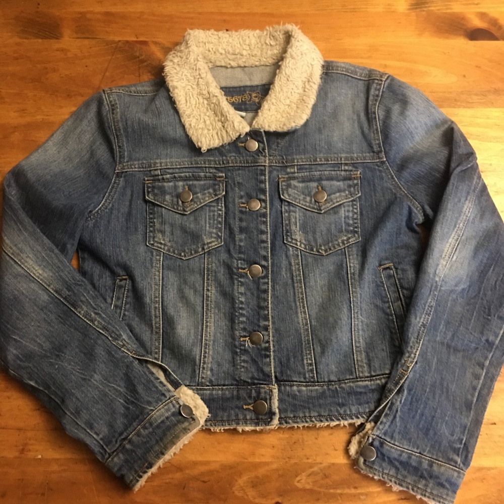 Cropped fur collar jean jacket.